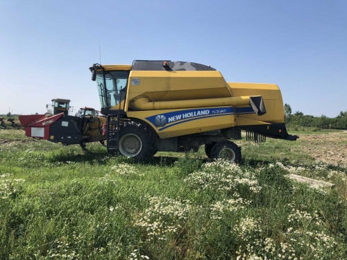 Lichidator judiciar vand Combina New Holland TC5.80 + accesorii (carucior transport H&B + header recoltat)
