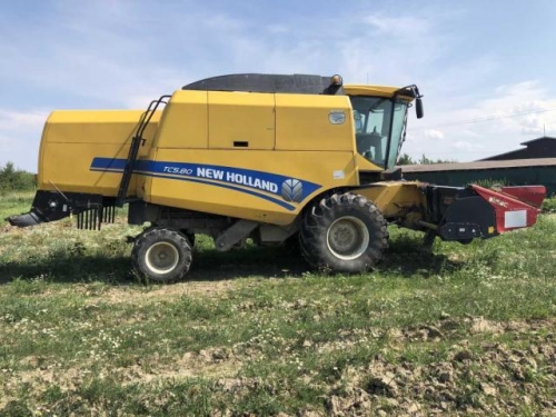 Lichidator judiciar vand Combina New Holland TC5.80 + accesorii (carucior transport H&B + header recoltat)