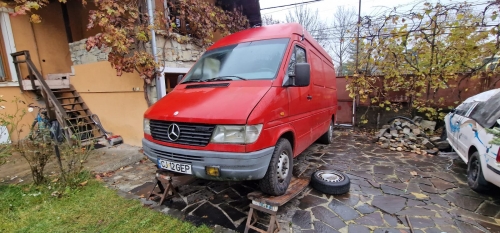 Autoutilitara Mercedes-Benz Sprinter, Autoturism Skoda Fabia (in bloc)