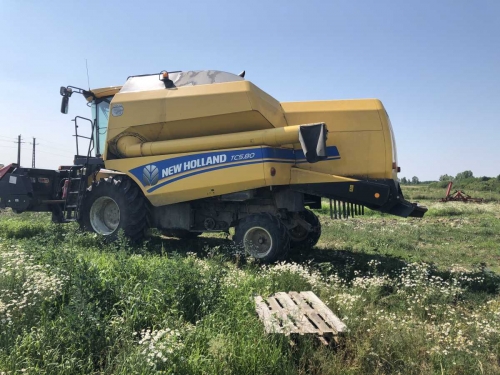Lichidator judiciar vand Combina New Holland TC5.80 + accesorii (carucior transport H&B + header recoltat)