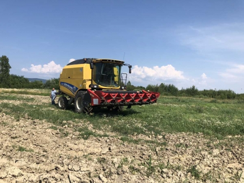 Lichidator judiciar vand Combina New Holland TC5.80 + accesorii (carucior transport H&B + header recoltat)